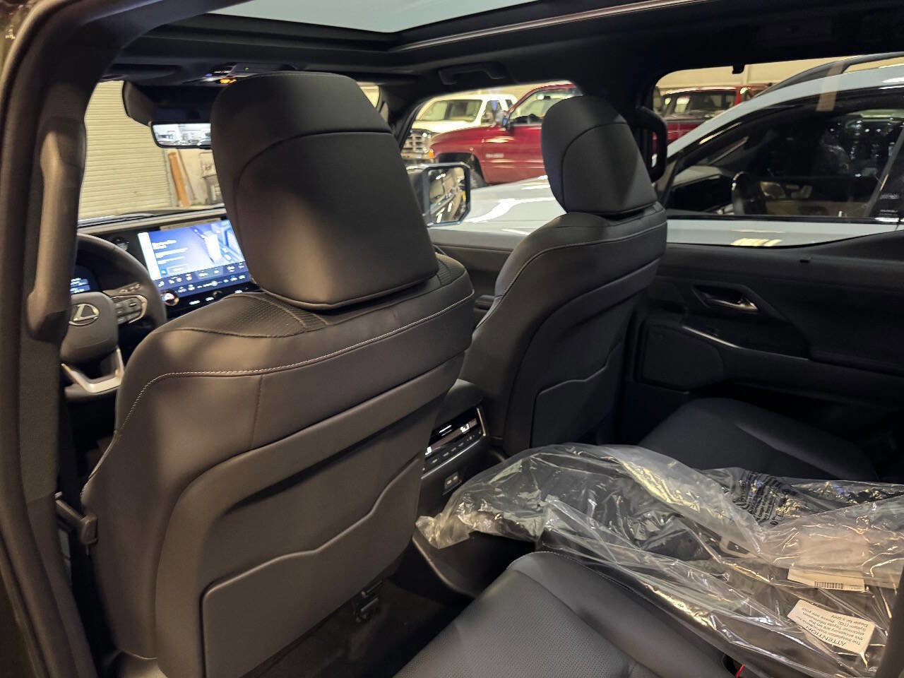 Used 2025 Lexus GX 550 w/ Accessory Package (2T) AWD/4WD image 29