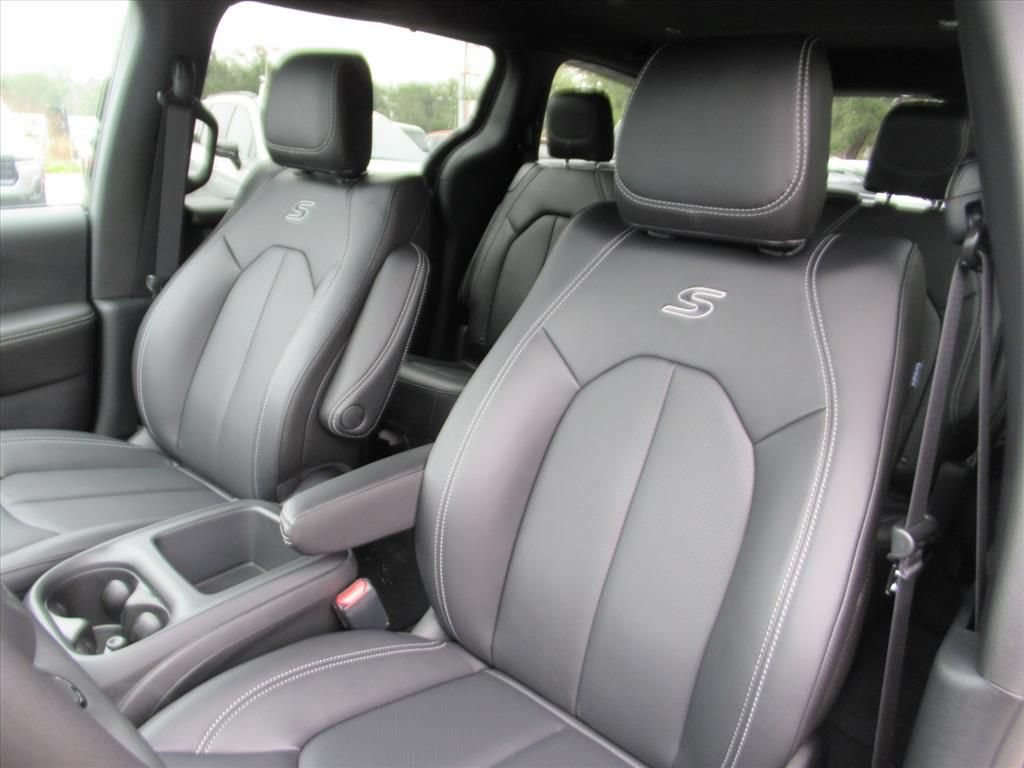 New 2026 Chrysler Pacifica Select w/ S Appearance Package FWD image 17