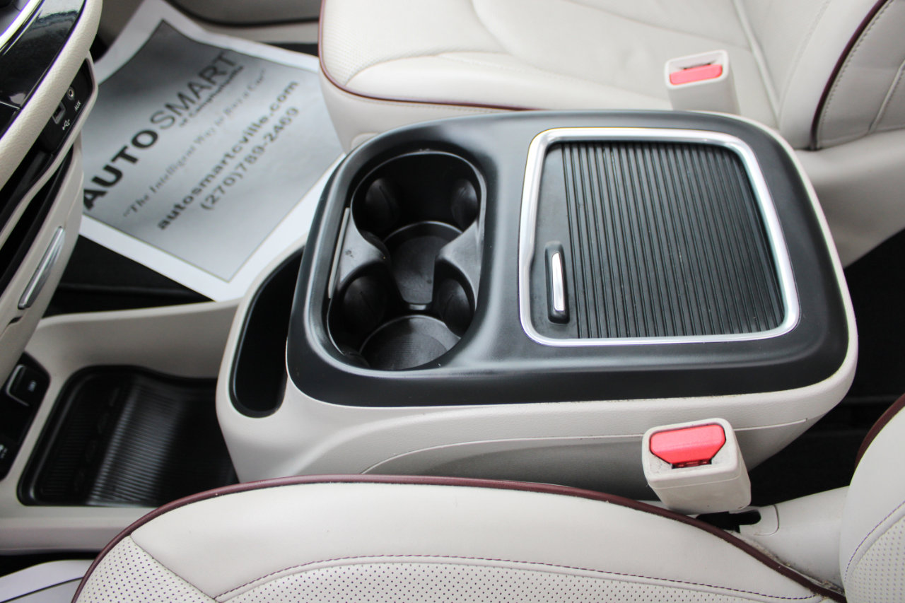 Used 2018 Chrysler Pacifica Limited image 35