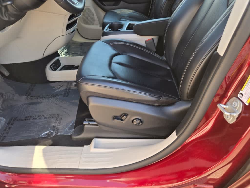 Used 2023 Chrysler Pacifica Touring-L FWD image 18