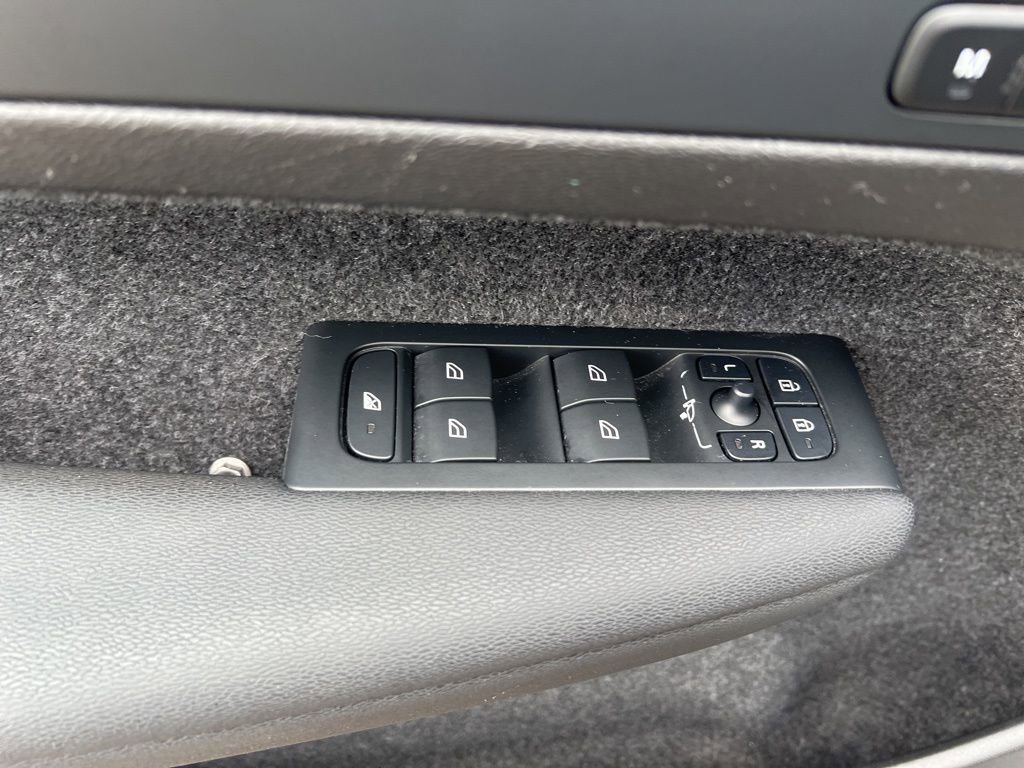 Certified 2023 Volvo XC40 B5 Plus w/ Protection Package Premier image 12