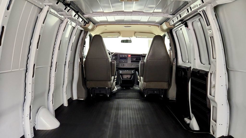 Used 2025 GMC Savana 3500 Extended RWD image 23