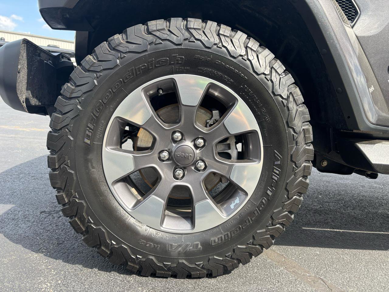 Used 2018 Jeep Wrangler Unlimited Sahara AWD/4WD image 34