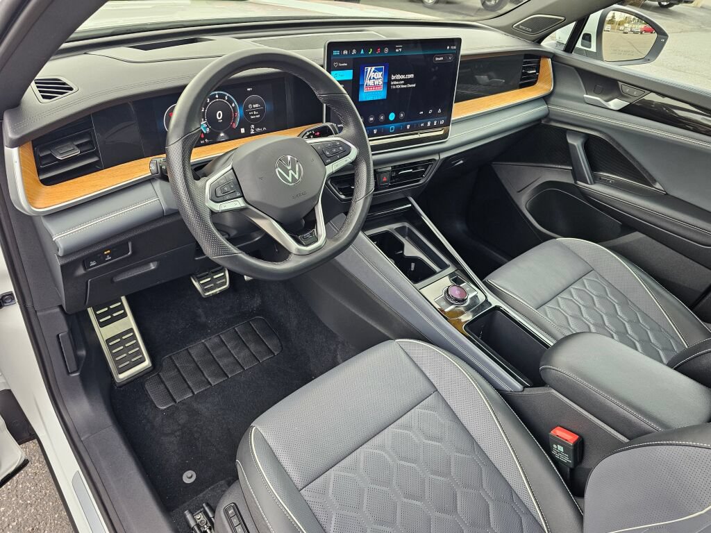 Certified 2025 Volkswagen Tiguan SEL R-Line AWD/4WD image 2
