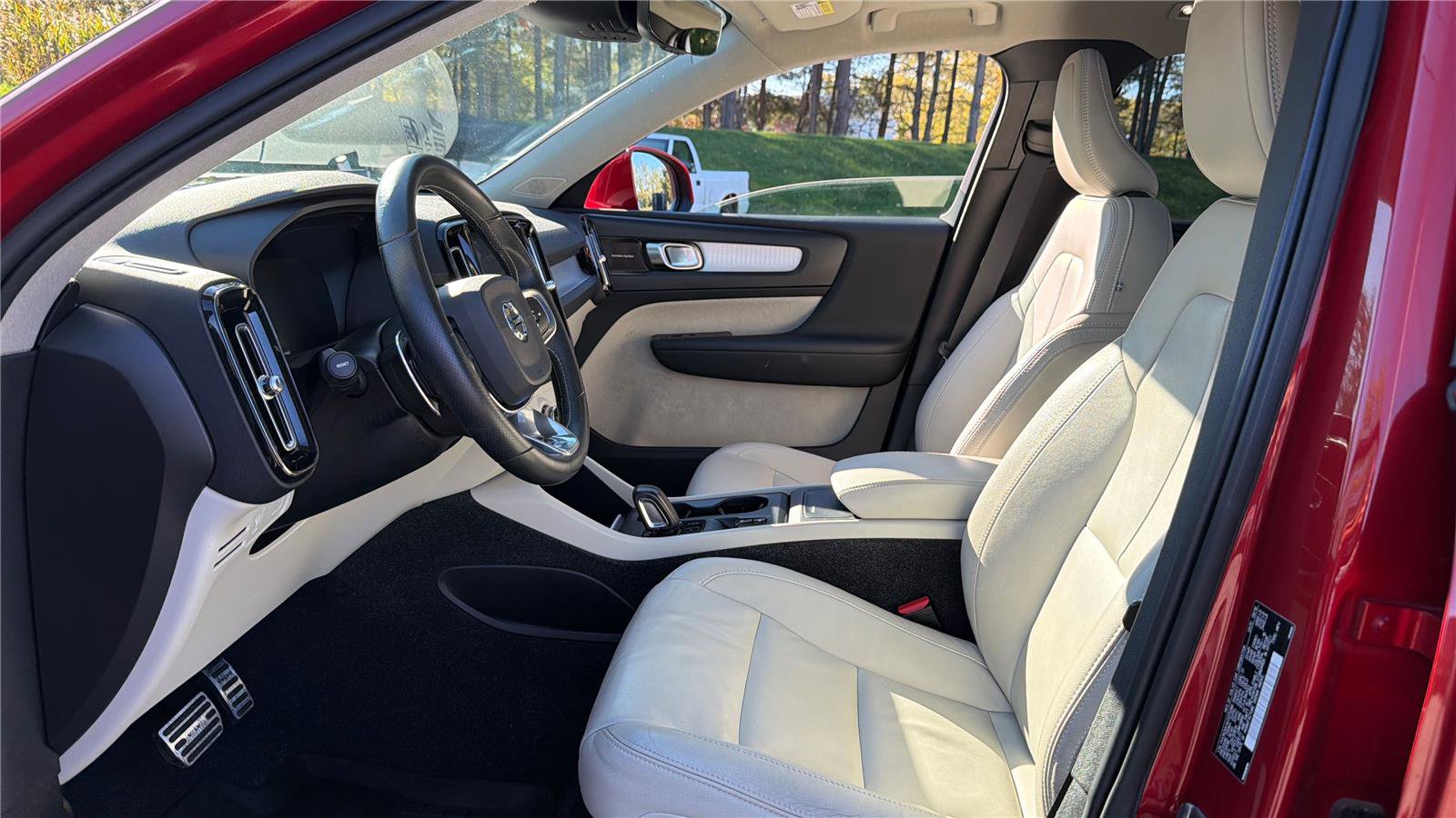 Used 2019 Volvo XC40 T5 Momentum image 3
