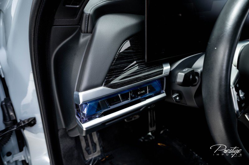 Used 2023 BMW 740i w/ Parking Assistance Package image 31