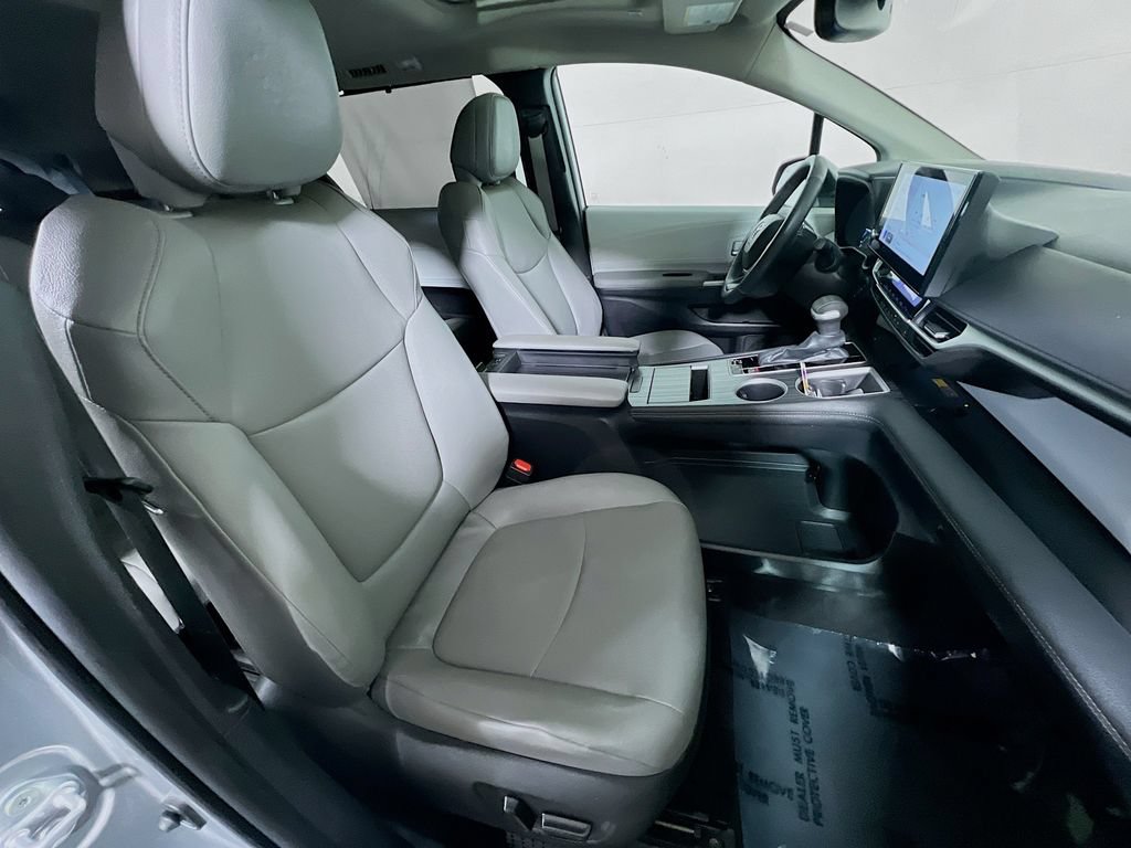 Certified 2025 Toyota Sienna XLE FWD image 26