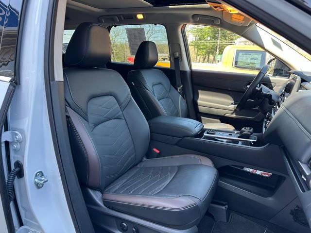 Used 2025 Nissan Pathfinder Platinum AWD/4WD image 17