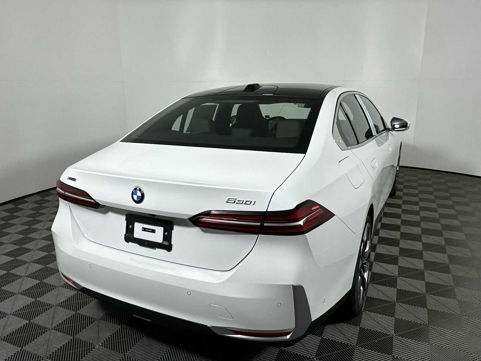 New 2026 BMW 530i xDrive w/ Premium Package image 9