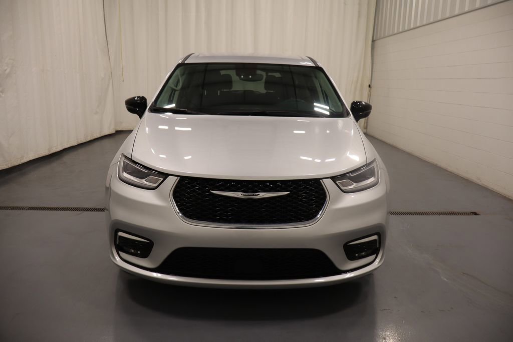 Used 2024 Chrysler Pacifica Touring-L image 3