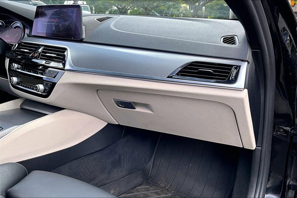 Used 2019 BMW 530e w/ M Sport Package image 16