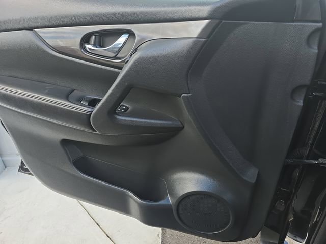 Used 2018 Nissan Rogue S image 11