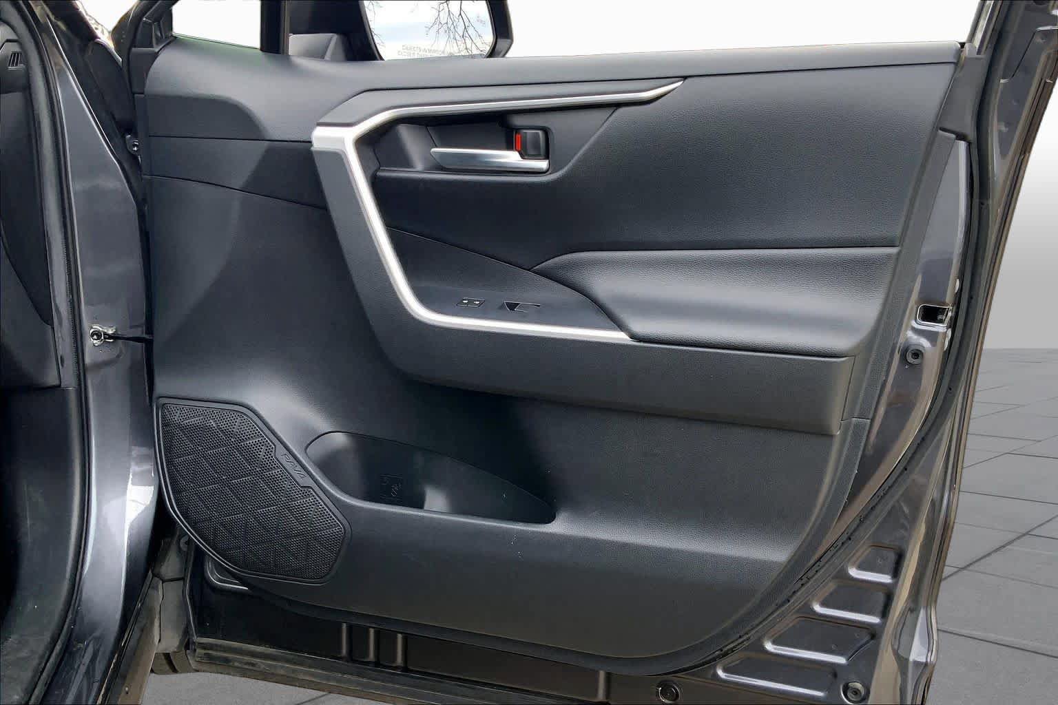 Used 2020 Toyota RAV4 XLE Premium FWD image 23