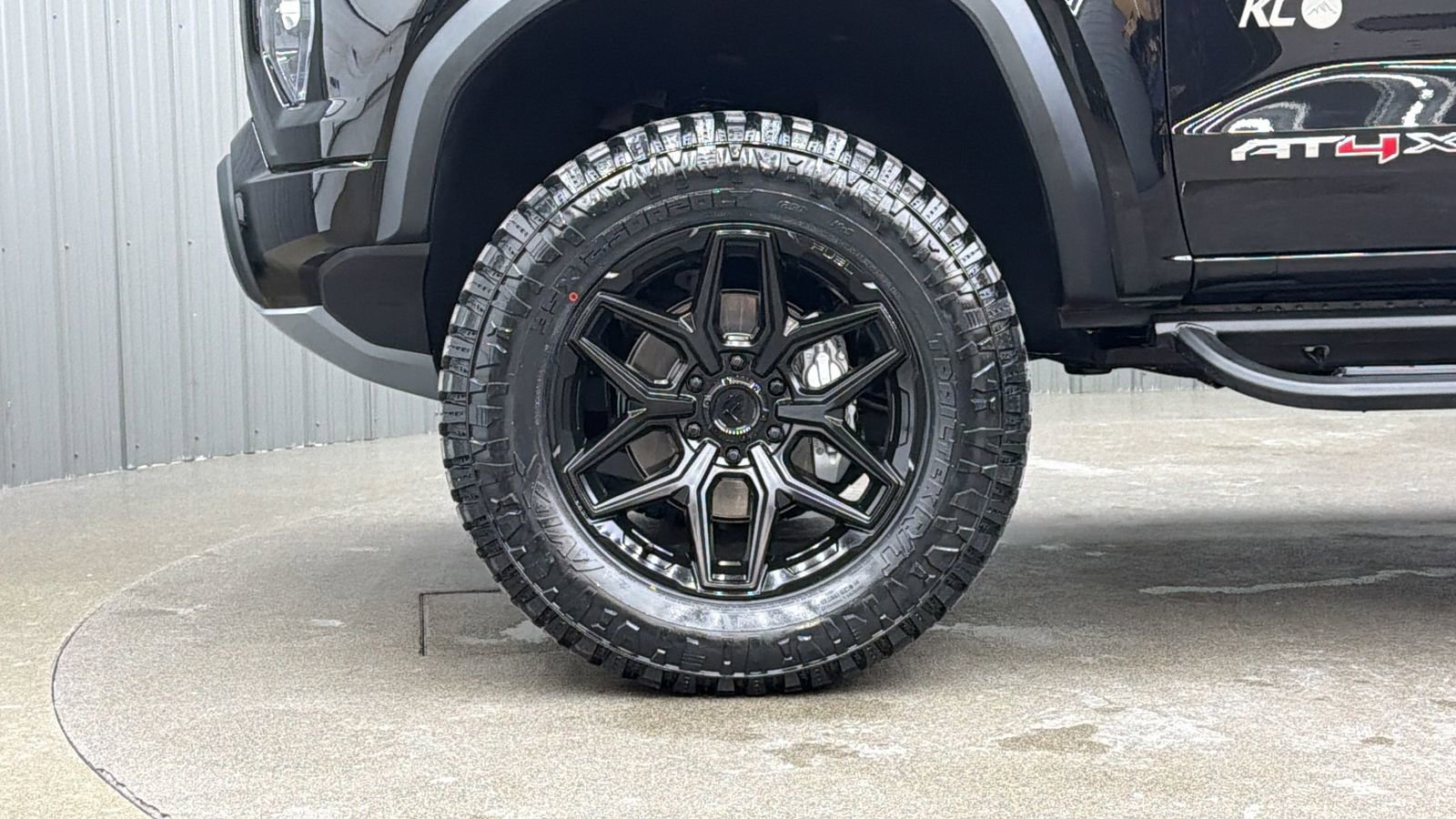 Used 2025 GMC Canyon AT4 w/ AT4X Package image 9