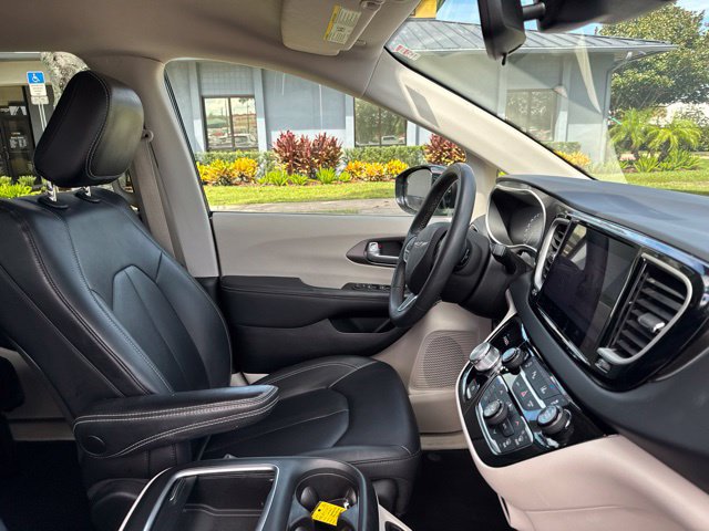 Used 2024 Chrysler Pacifica Touring-L FWD image 11