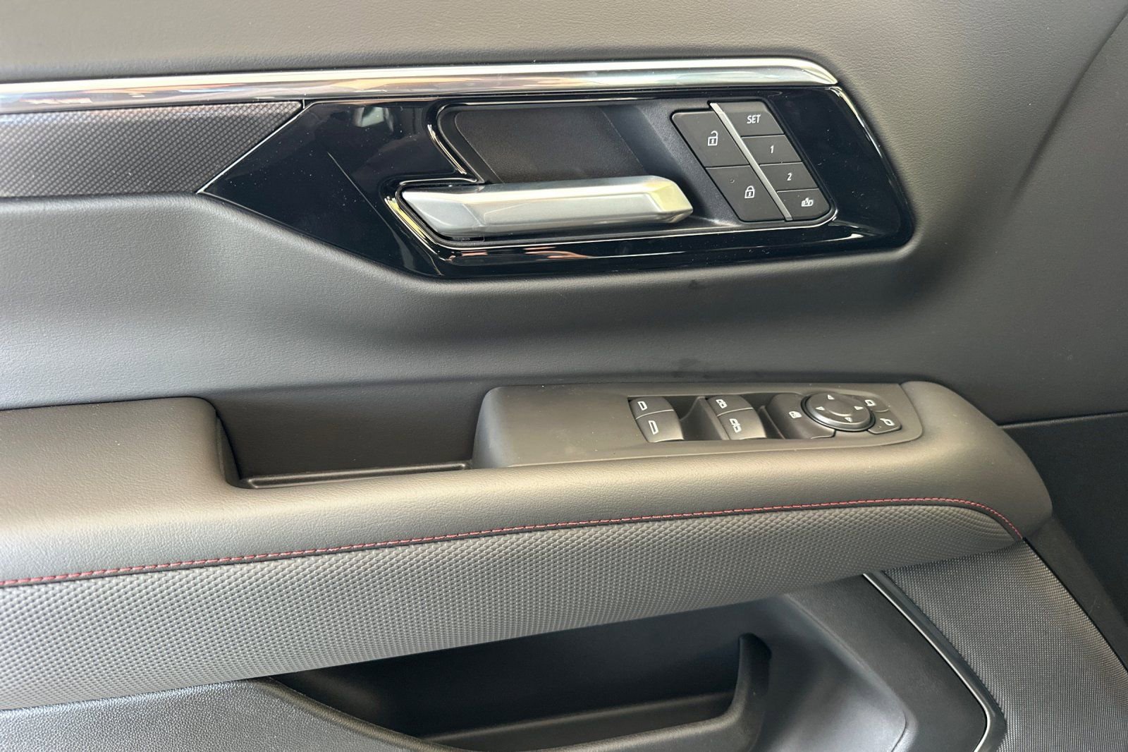 New 2026 Chevrolet Suburban RST image 11