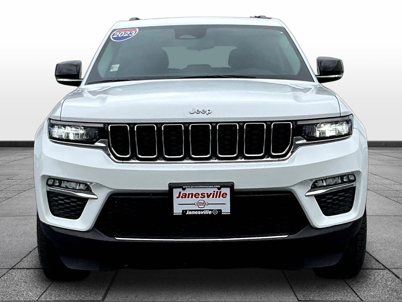 Used 2023 Jeep Grand Cherokee Limited AWD/4WD image 2