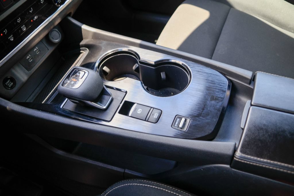 Used 2024 Nissan Rogue S FWD image 15