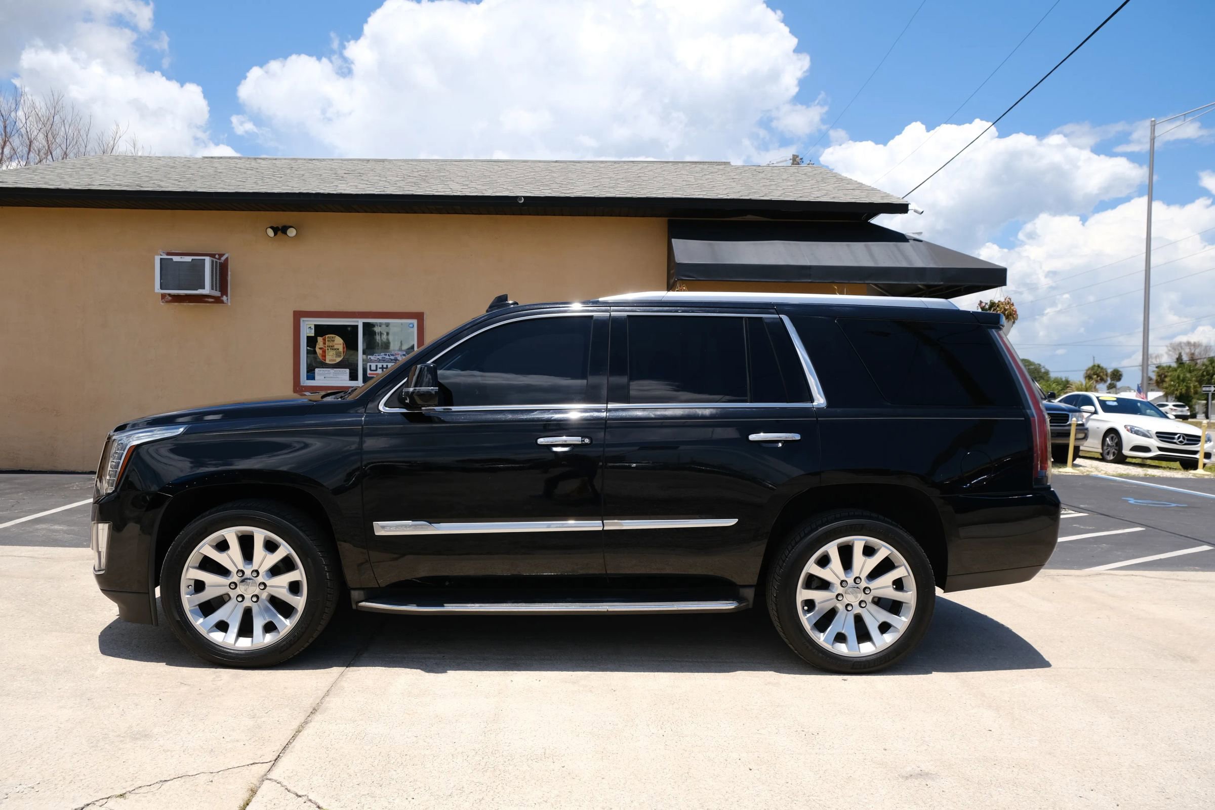 Used 2016 Cadillac Escalade Luxury AWD/4WD image 8