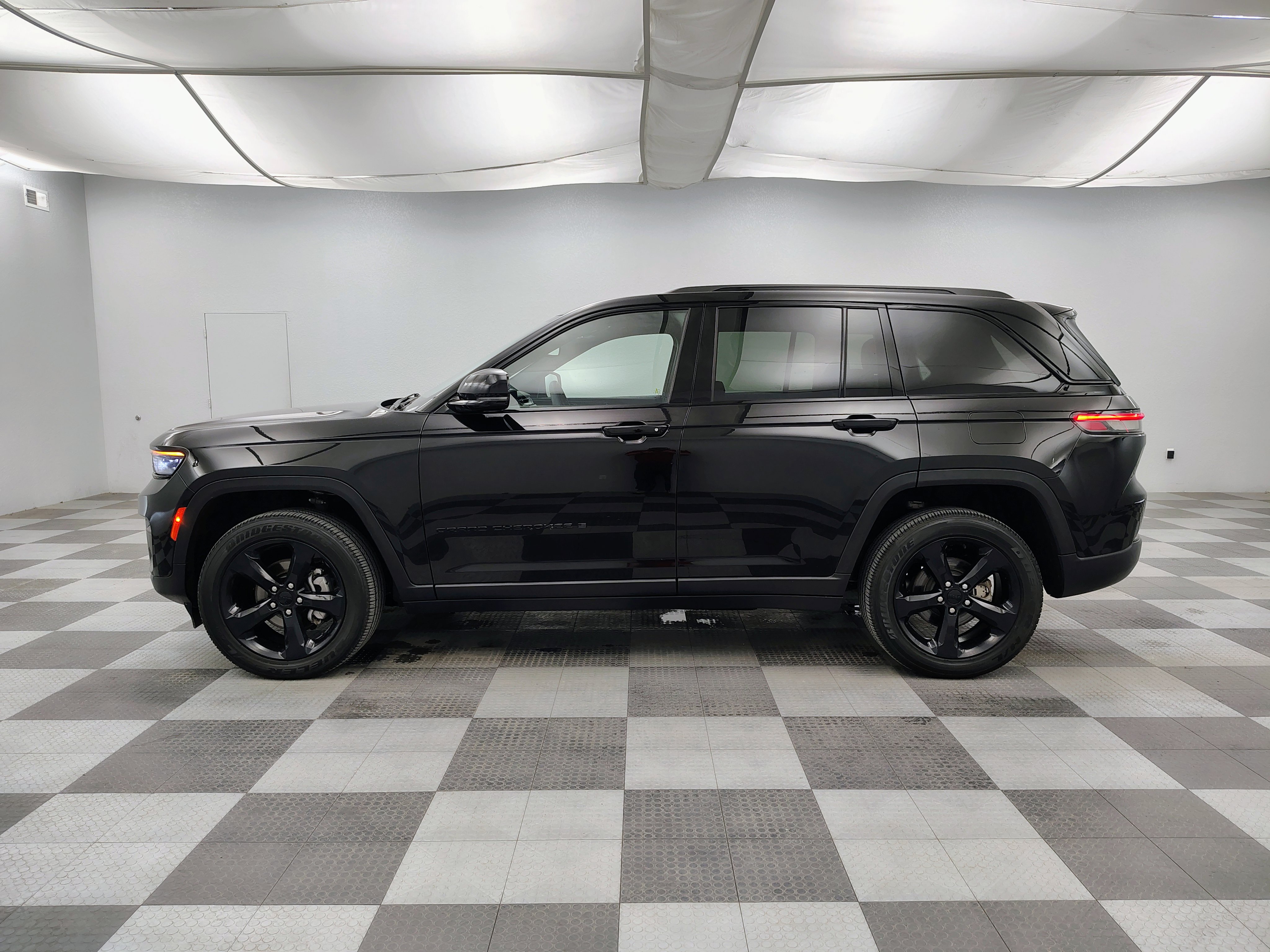 Used 2023 Jeep Grand Cherokee Altitude AWD/4WD image 7