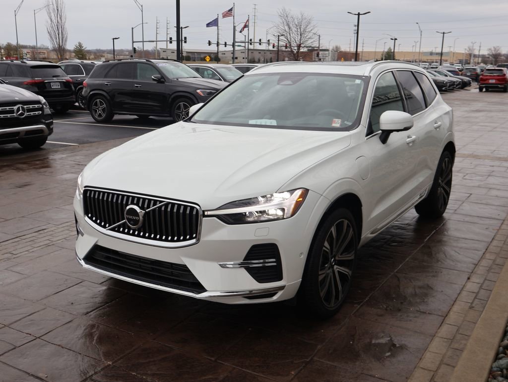 Used 2023 Volvo XC60 T8 Ultimate w/ Climate Package image 4