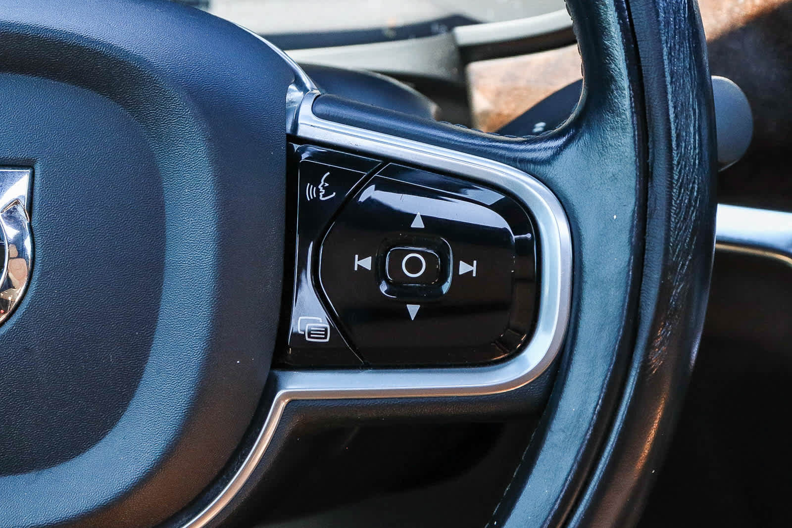 Used 2018 Volvo S90 T5 Momentum w/ Convenience Package FWD image 23