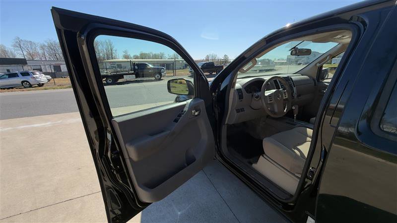 Used 2013 Nissan Frontier SV image 9