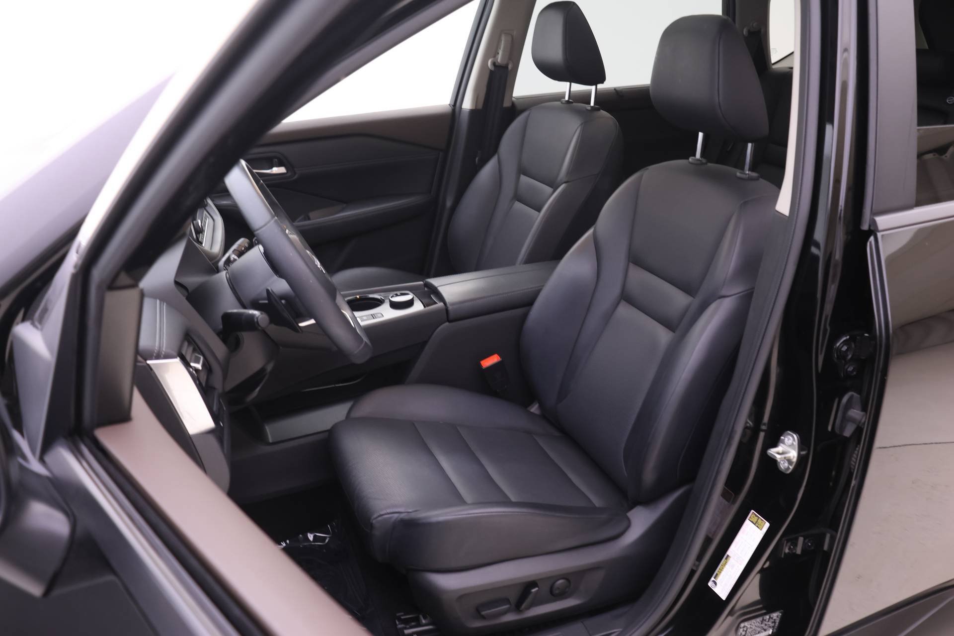 Used 2022 Nissan Rogue SV w/ SV Premium Package image 4