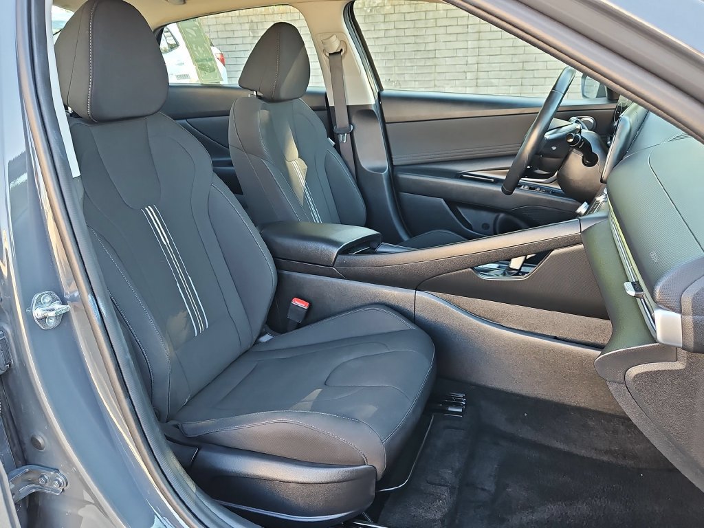 Used 2025 Hyundai Elantra SEL FWD image 28
