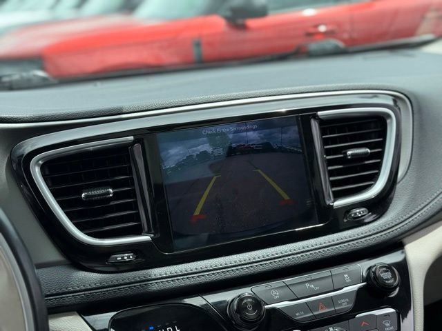 Used 2019 Chrysler Pacifica Limited FWD image 4