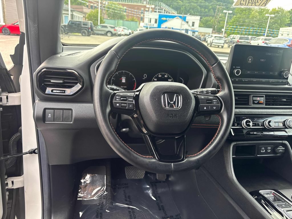 Used 2025 Honda Pilot Sport image 12