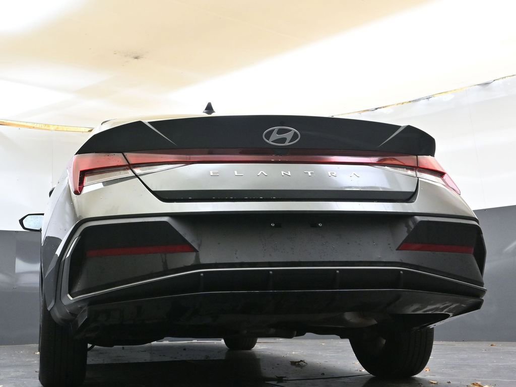 Used 2025 Hyundai Elantra SE image 40