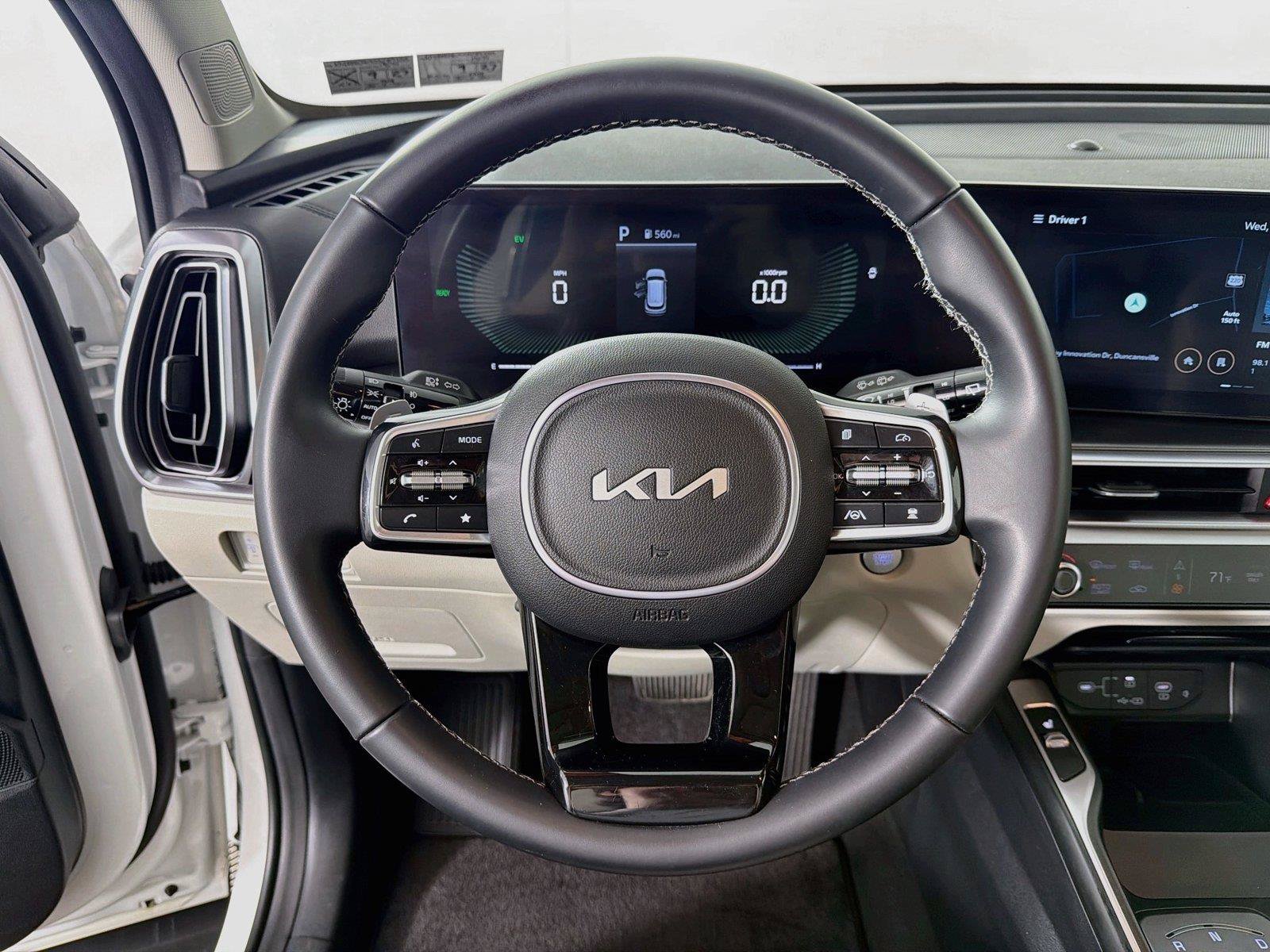 Used 2025 Kia Sorento EX AWD/4WD image 3