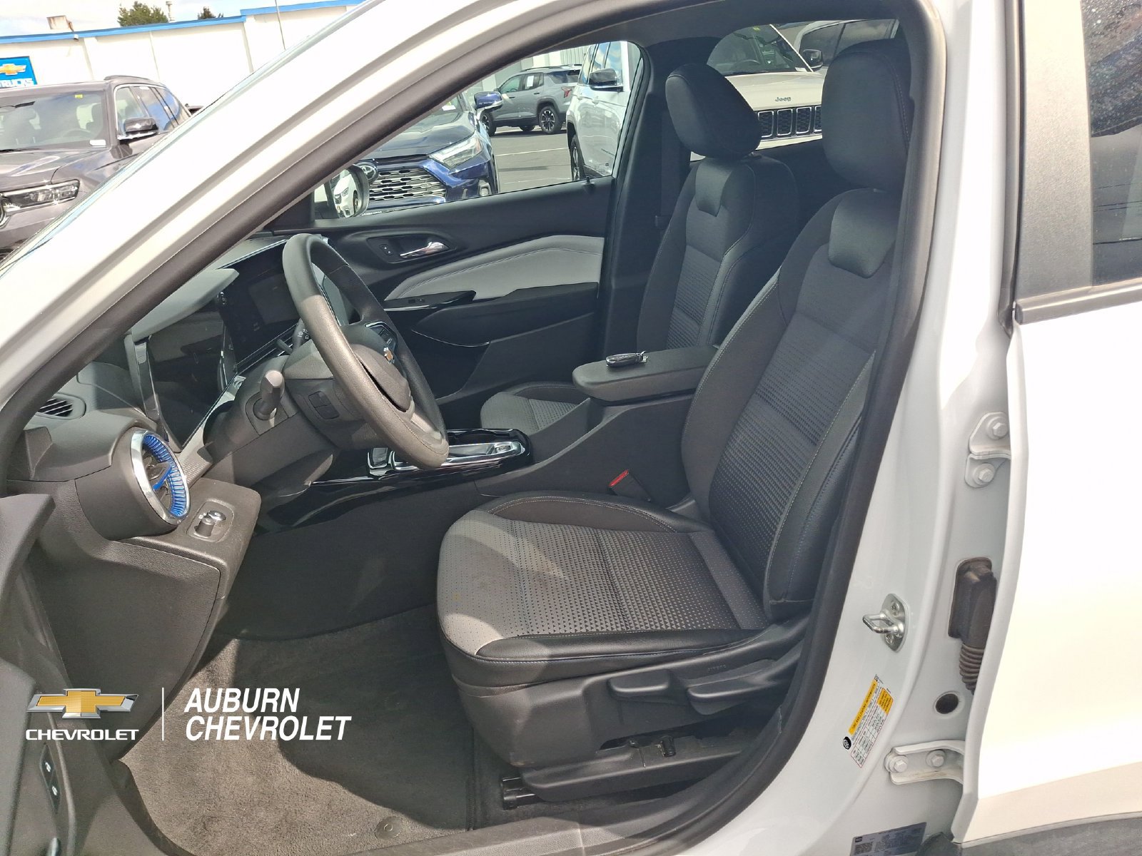 Used 2025 Chevrolet Trax LT FWD image 17