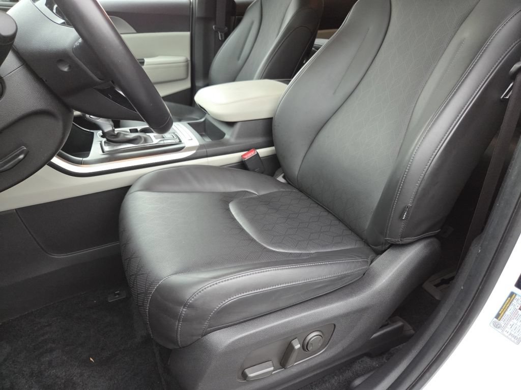 Used 2024 Kia Carnival LX FWD image 27