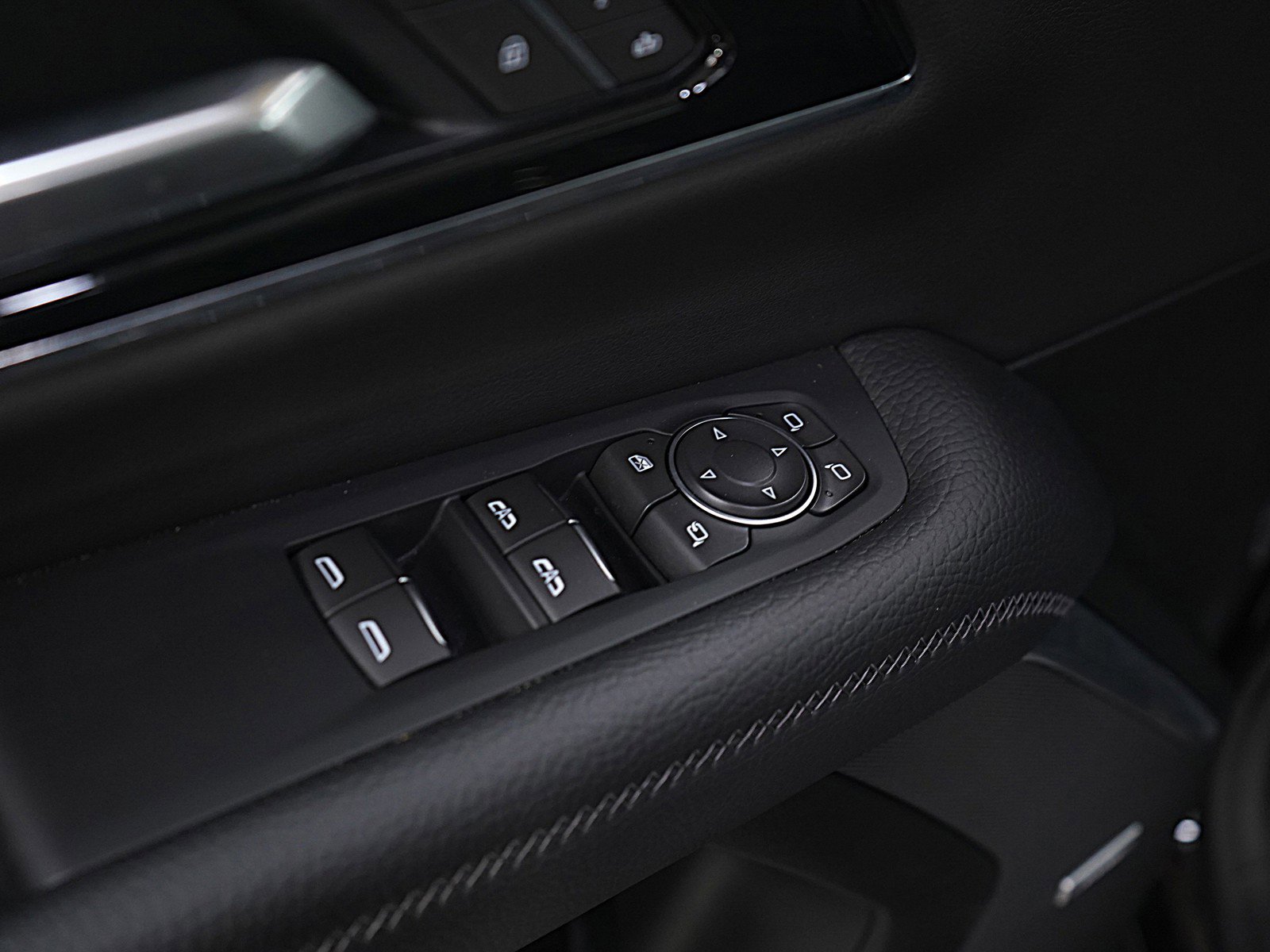 Used 2025 GMC Yukon Denali w/ Sun & Power Step Package image 23