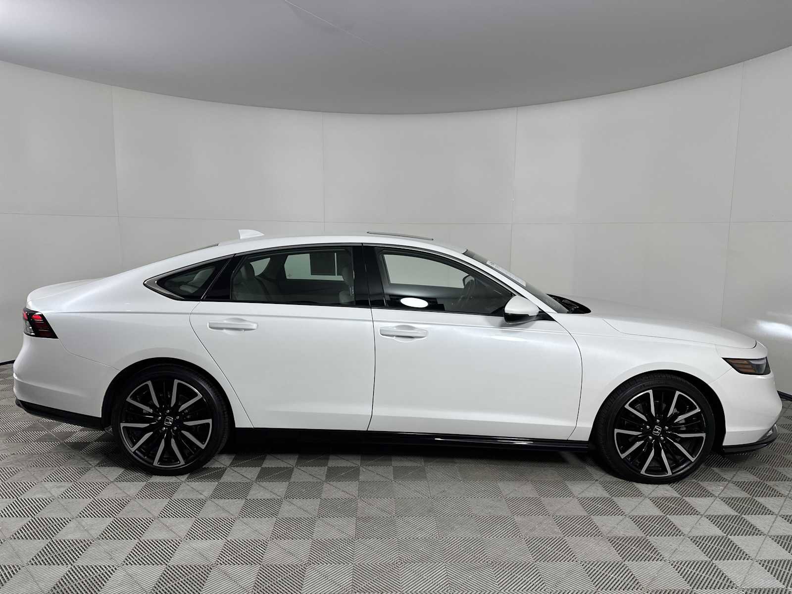 Used 2024 Honda Accord Touring image 9