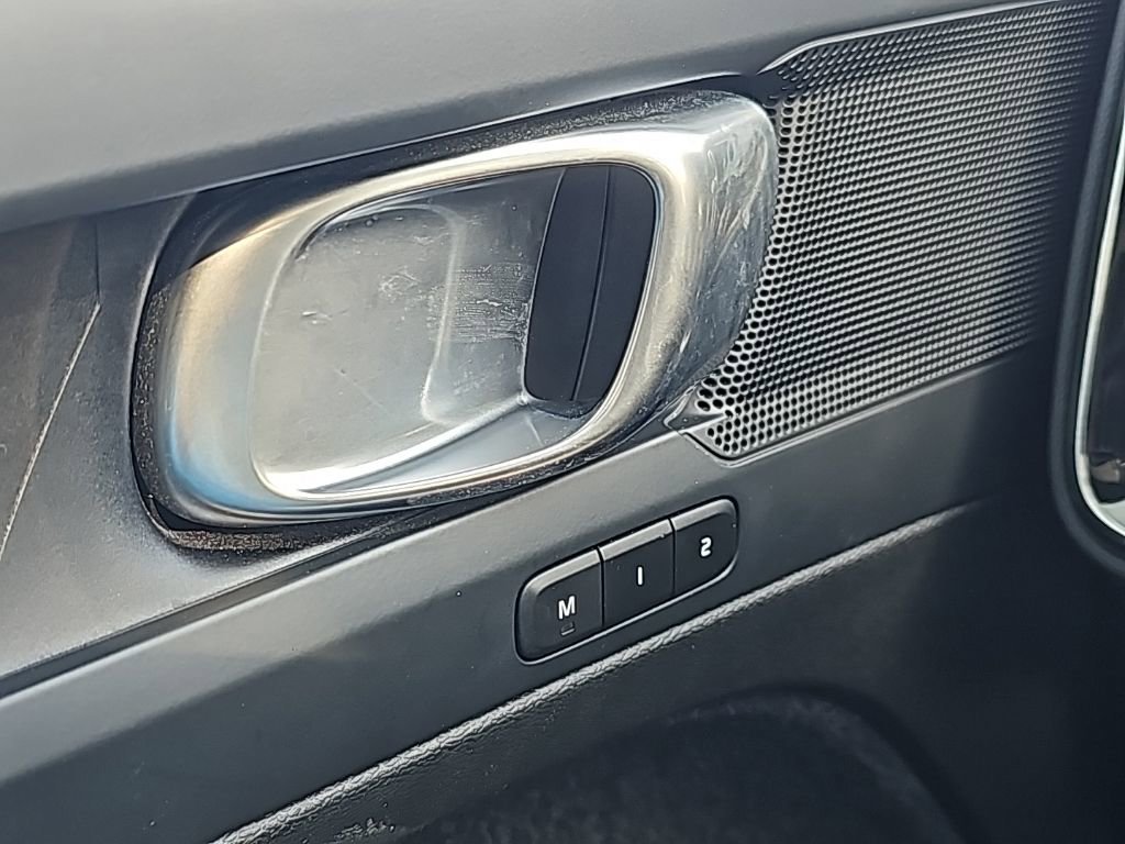 Used 2023 Volvo C40 Recharge Core image 9