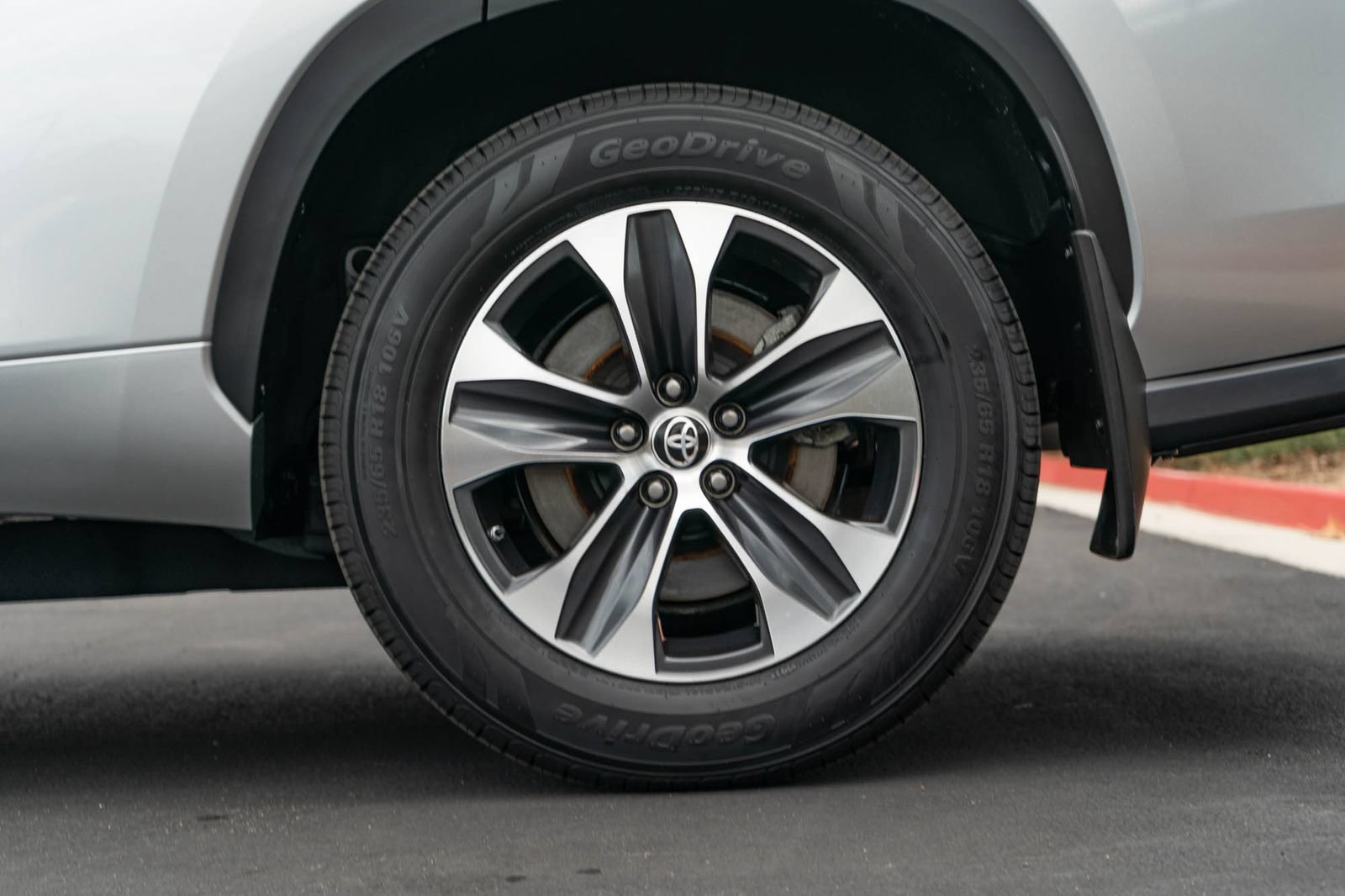 Used 2024 Toyota Highlander XLE FWD image 6