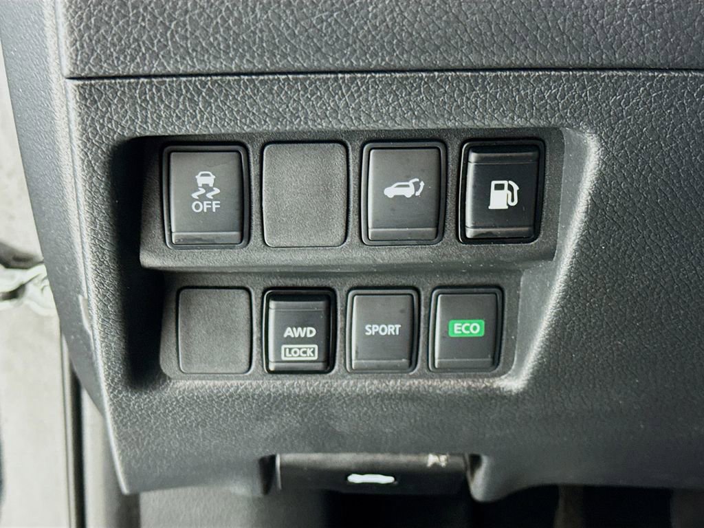 Used 2018 Nissan Rogue SV image 11
