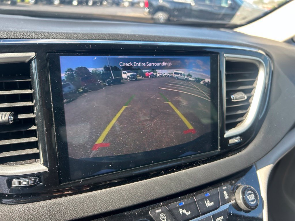 Used 2024 Chrysler Pacifica Touring-L FWD image 17