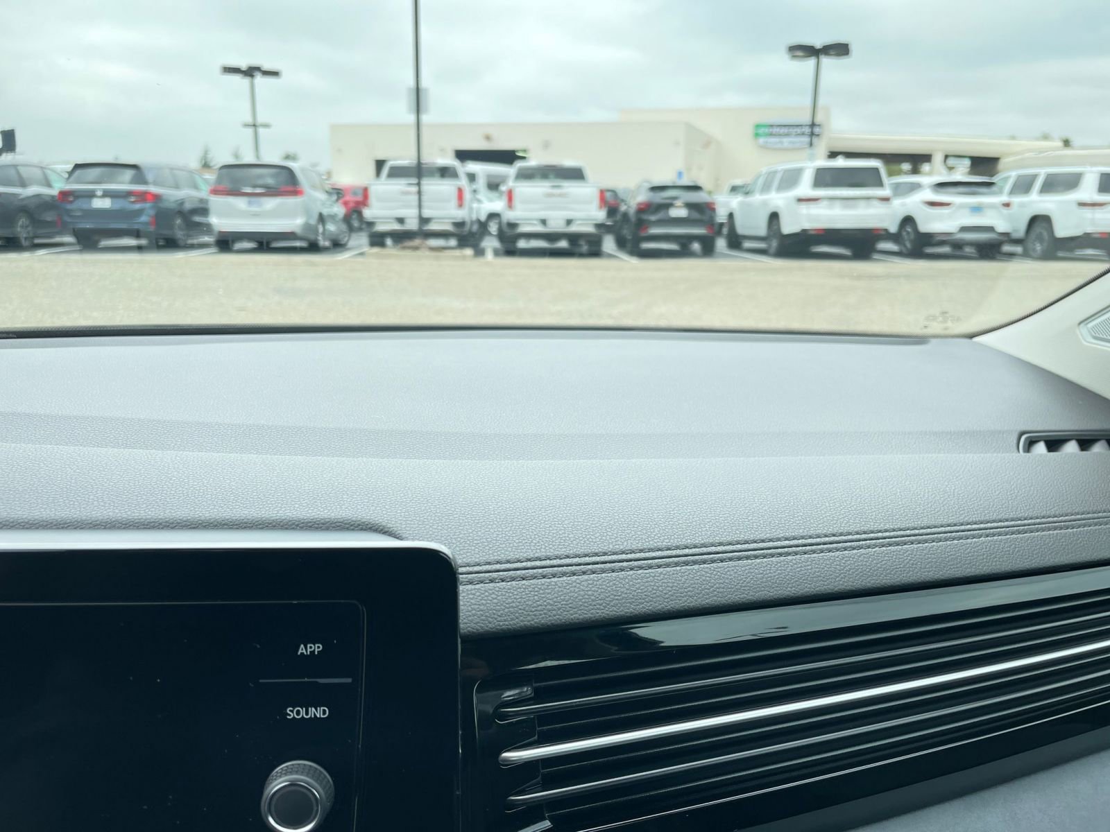 Used 2025 Volkswagen Jetta SE image 36