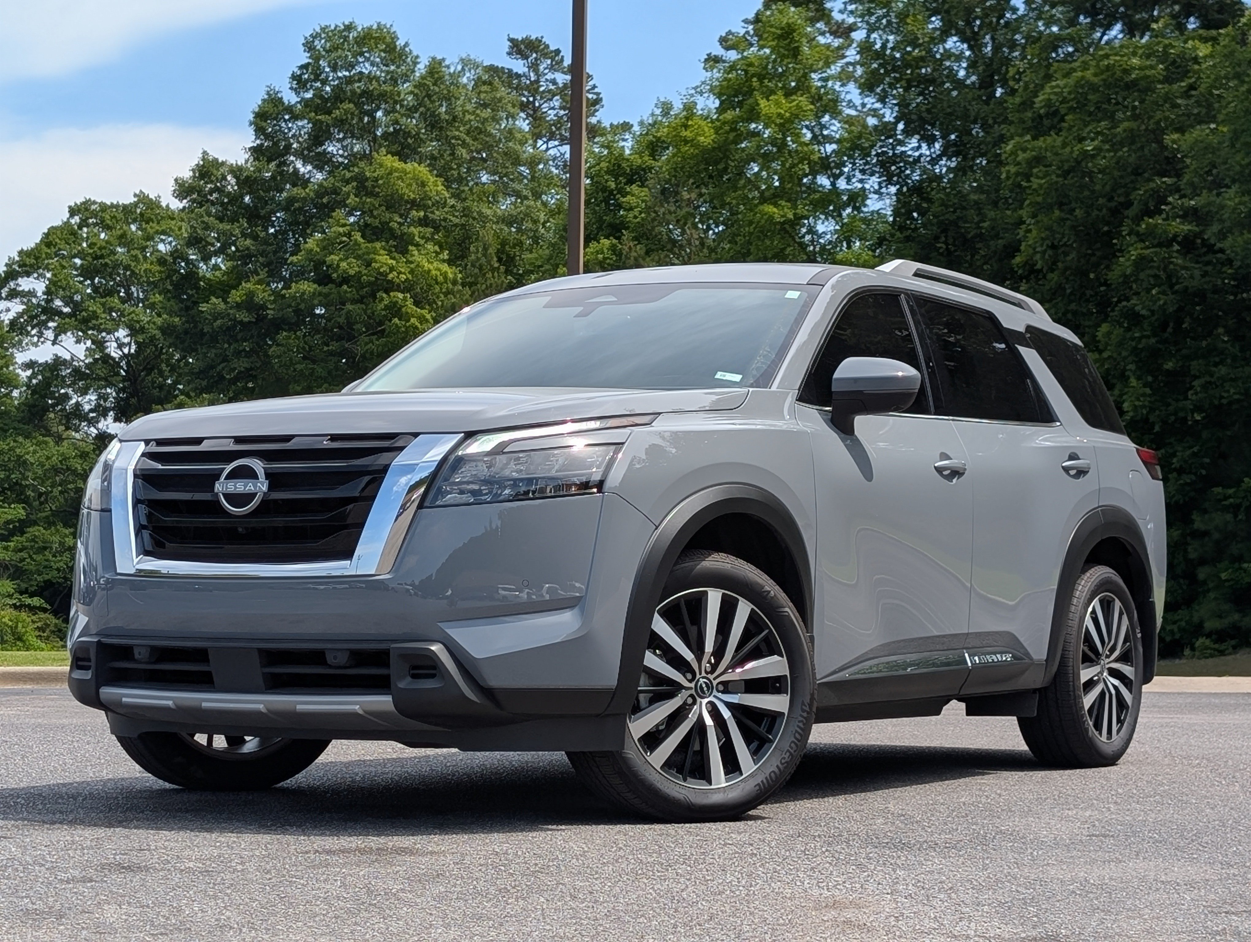 Used 2025 Nissan Pathfinder Platinum w/ Cargo Package FWD image 4