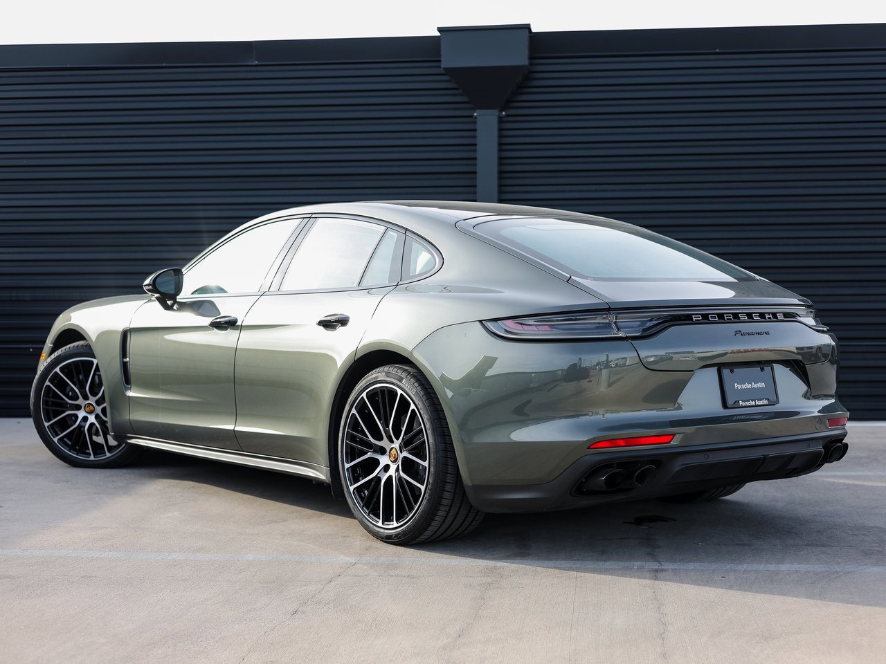 Certified 2023 Porsche Panamera Platinum Edition image 3