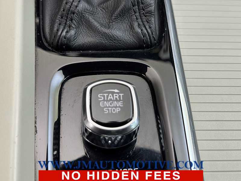 Used 2019 Volvo XC60 T5 Momentum w/ Multimedia Package AWD/4WD image 39