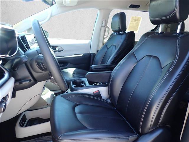 Used 2023 Chrysler Pacifica Touring-L AWD/4WD image 13