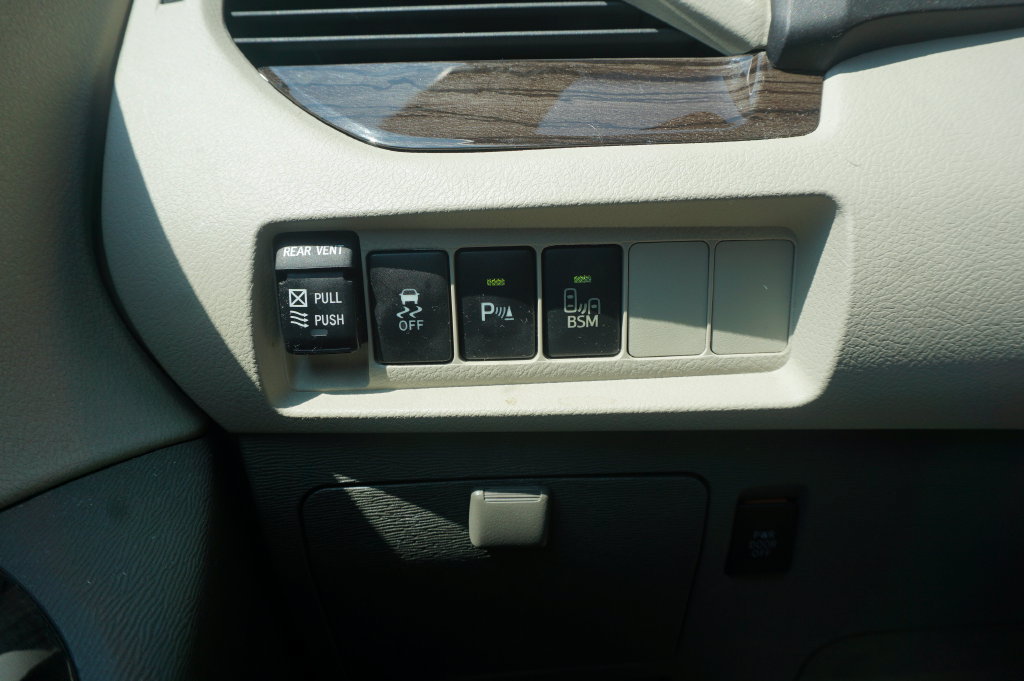 Used 2015 Toyota Sienna XLE Premium FWD image 4