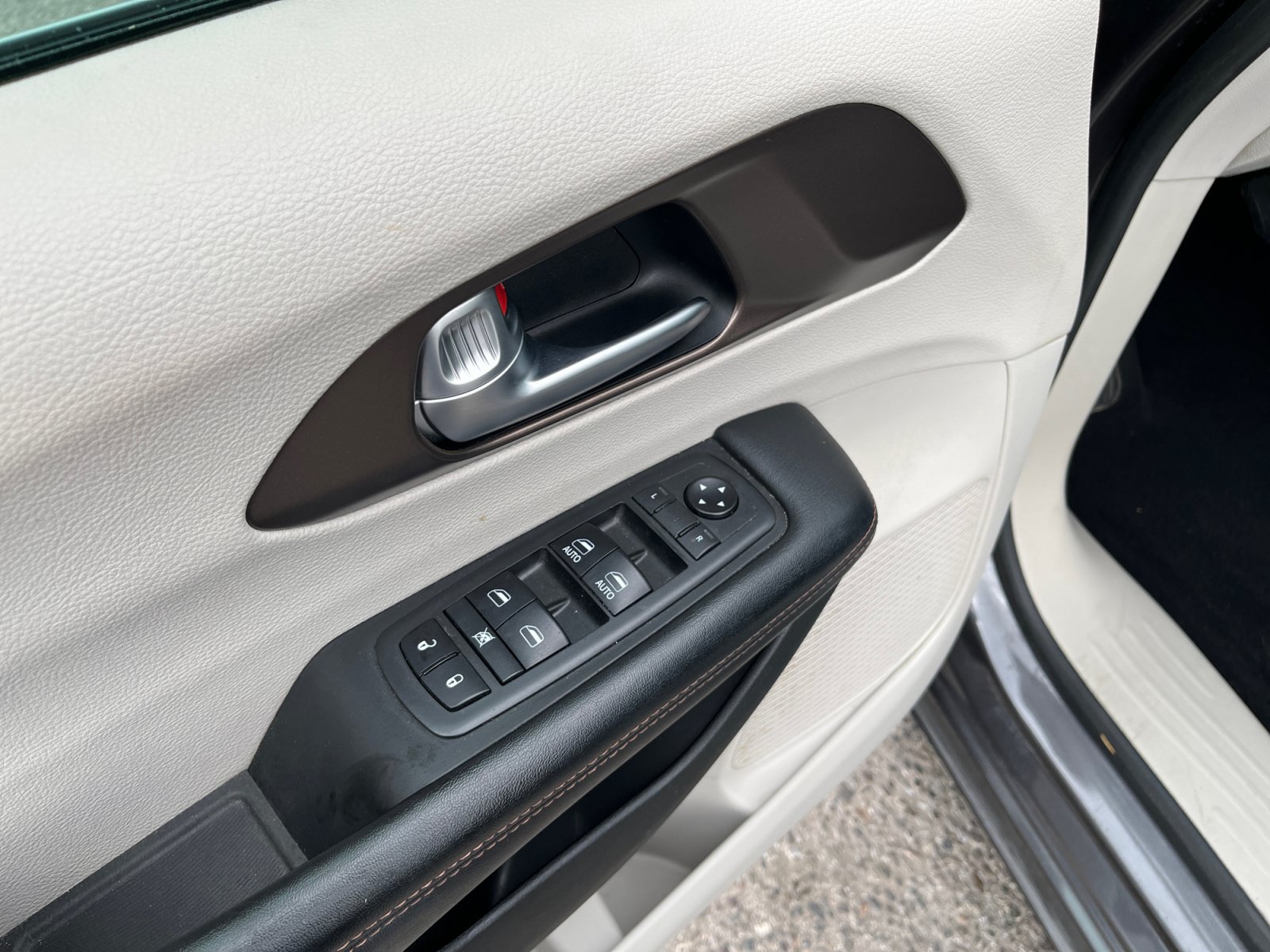 Used 2018 Chrysler Pacifica Touring Plus w/ Tire & Wheel Group FWD image 16
