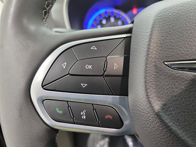 Used 2023 Chrysler Pacifica Touring-L image 25