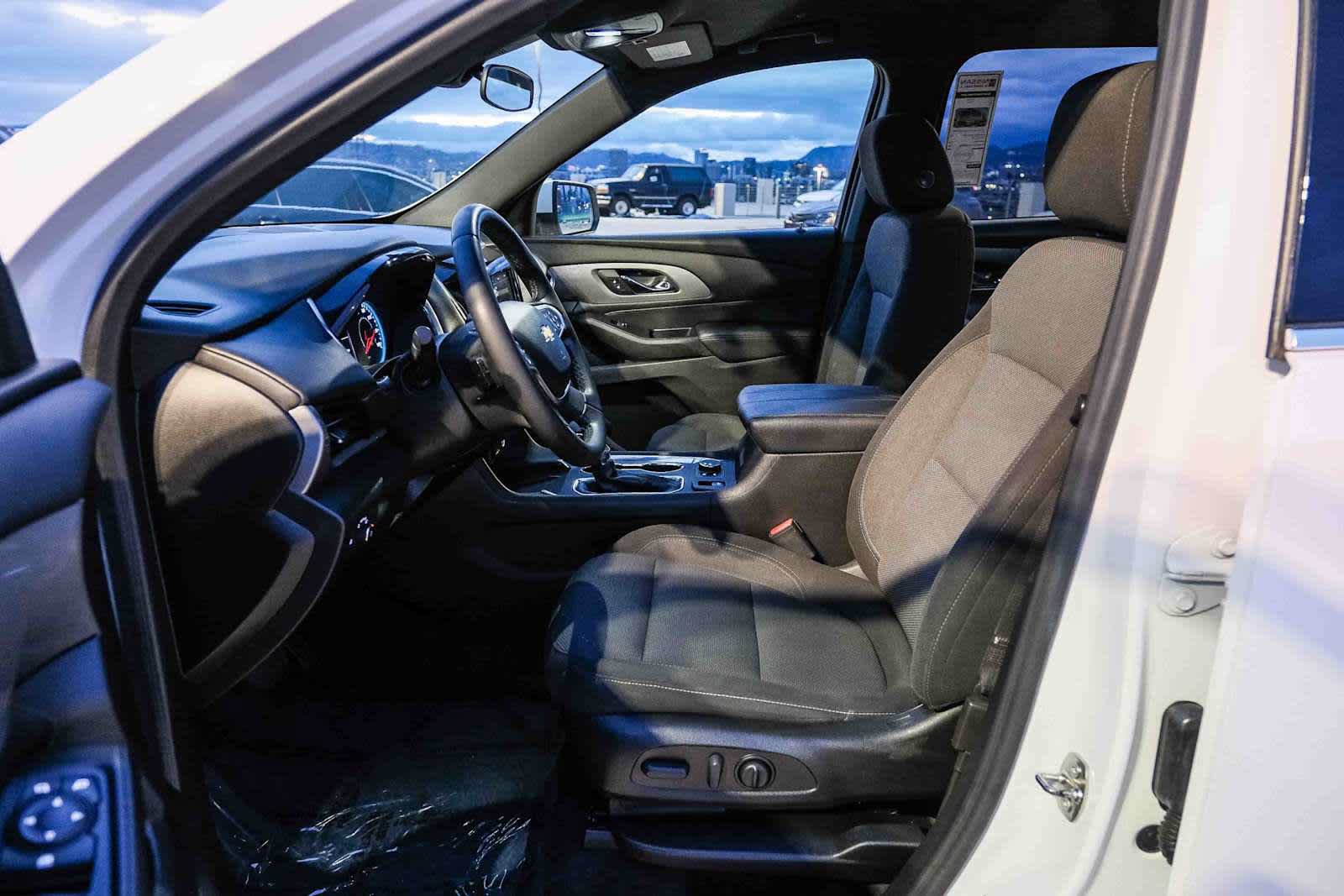 Used 2023 Chevrolet Traverse LT FWD image 20